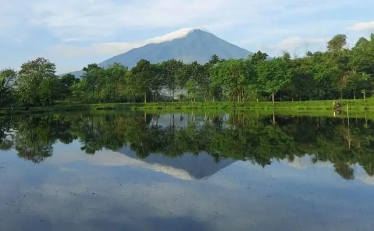 Nikmati view 3 gunung sekaligus di Embung Desa Cibunar! Cuma 12 menit dari Stasiun Garut.