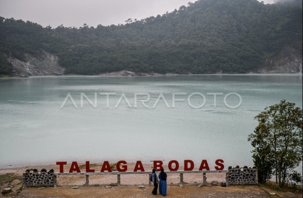 Talaga Bodas di Garut merupakan danau vulkanik putih kebiruan yang sejuk dan tenang.