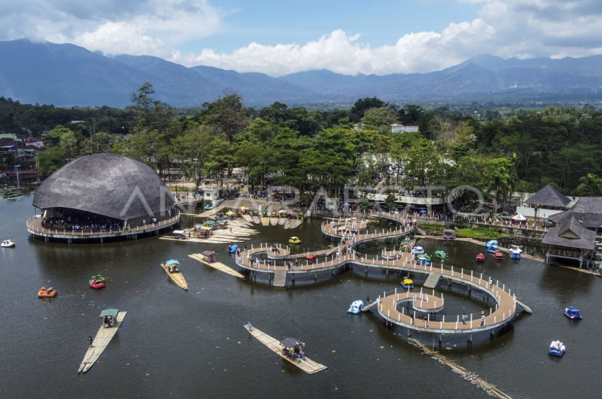 Danau&nbsp;Situ Bagendit di Garut ideal buat&nbsp;piknik keluarga. Fasilitasnya mencakup sepeda air, perahu, area memancing, dan tempat duduk santai di tepi danau.