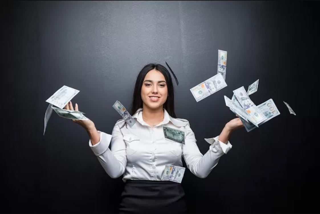 5 zodiak ini siap panen rezeki di akhir Agustus 2025!