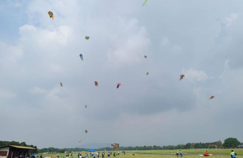 Lomba layang-layang aduan.