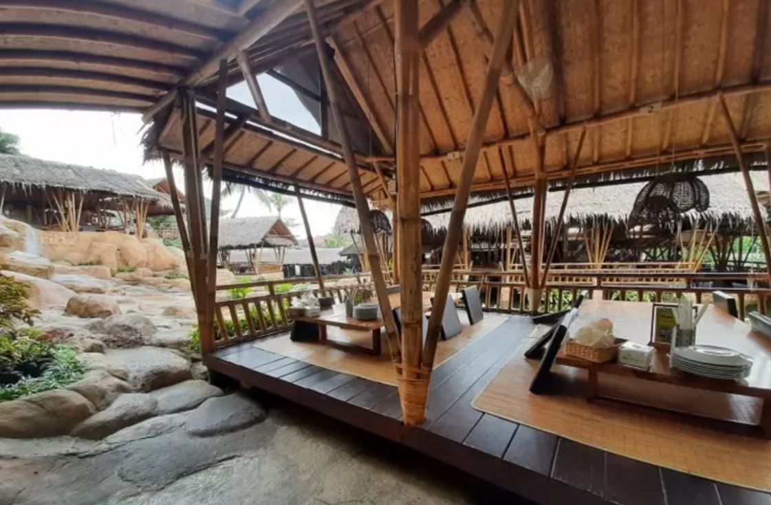 Kuliner lezat berlatar view alam Garut cocok buat healing dan liburan bersamakeluarga.