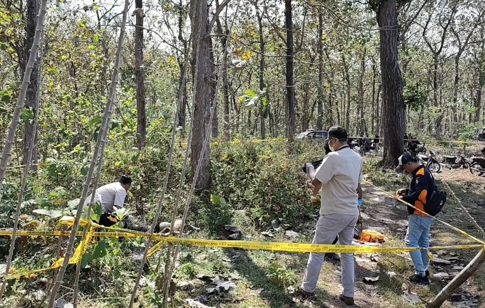 Polisi lakukan olah TKP temuan jasad Alip Rahayu Arianti, perempuan tewas tanpa busana di Sampung, Ponorogo.