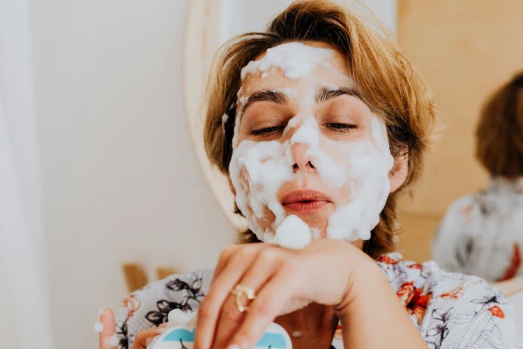 Sabun Cuci Muka Bebas Alkohol & Paraben &ndash; Aman untuk Kulit Sensitif.