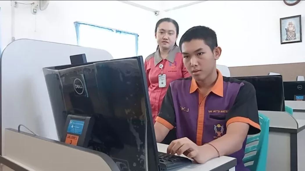 Alexandro Alvino menunjukan cara mengakses kerentanan terhadap platform digital yang dilakukan secara sederhana di sekolahnya.