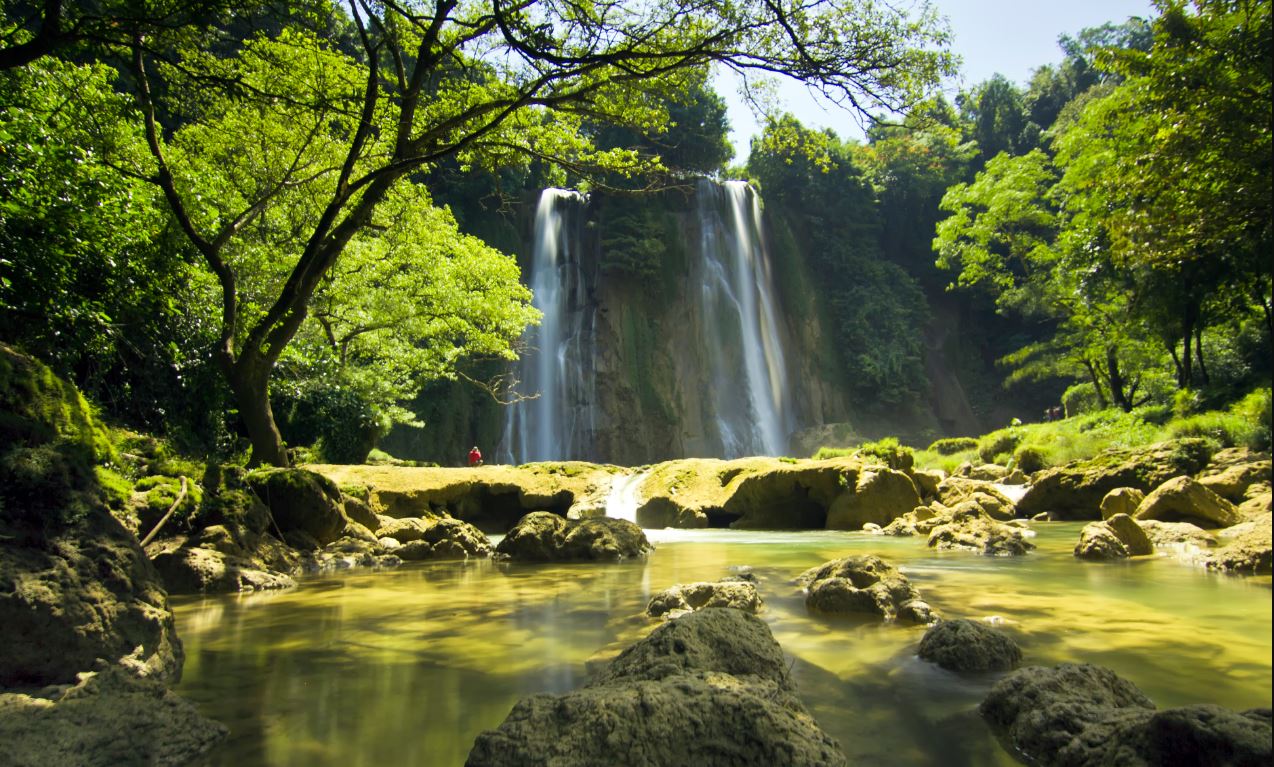 Curug Cikaso di Majalengka merupakan air terjun tiga tingkat dengan air jernih dan suasana tenang, cocok untuk quality time dan piknik romantis di tepi sungai.