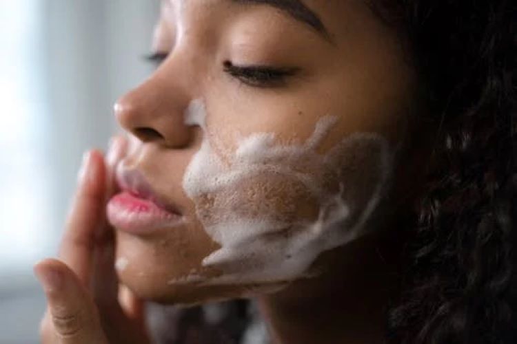 Rekomendasi Pembersih Wajah Niacinamide, Cocok untuk Perawatan Harian.