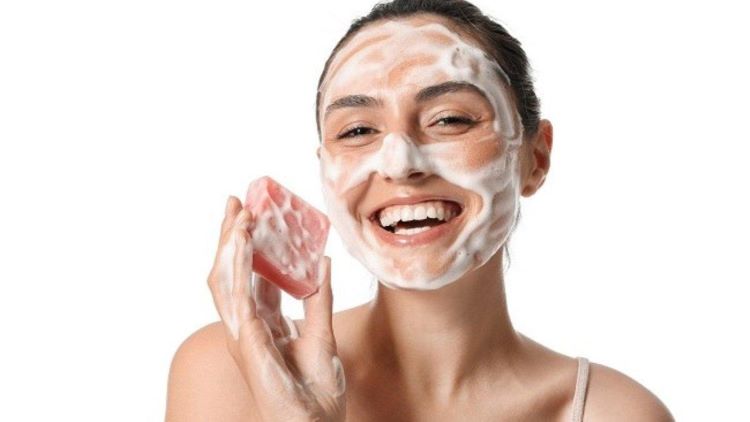 Sabun Cuci Muka Lokal untuk Wanita Usia 30+.