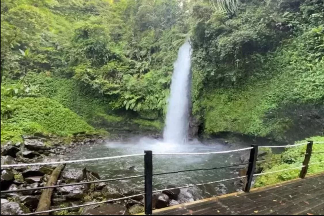 Curug Sawer menawarkan pesona alam yang menenangkan.