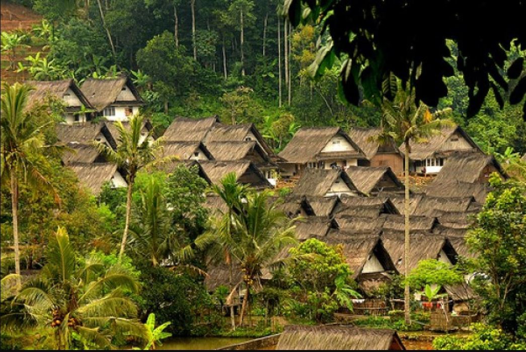 Kampung Naga adalah desa adat di Tasikmalaya yang masih mempertahankan tradisi Sunda secara utuh.