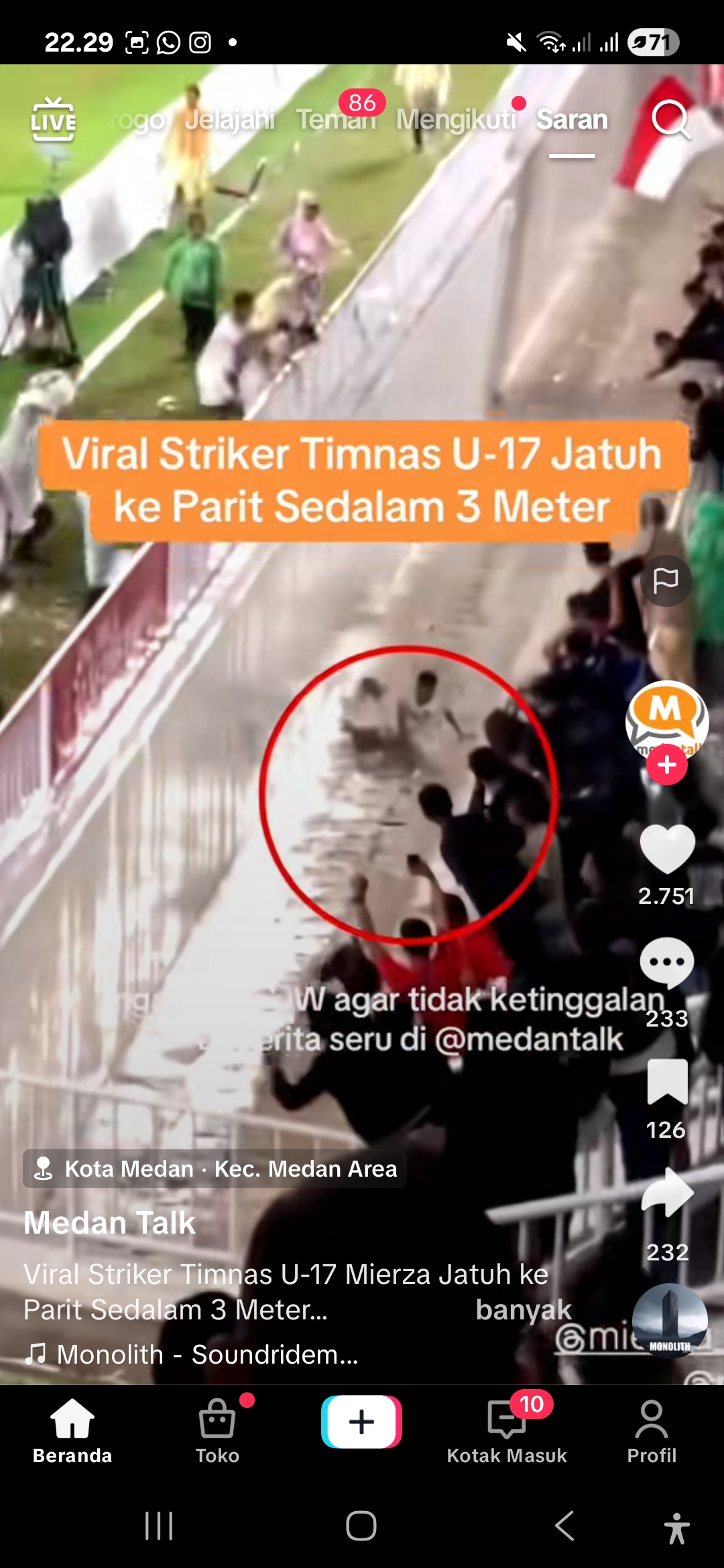 Striker Timnas U-17 Mierza saat selebrasi gol malah terjatuh ke parit 3 meter.