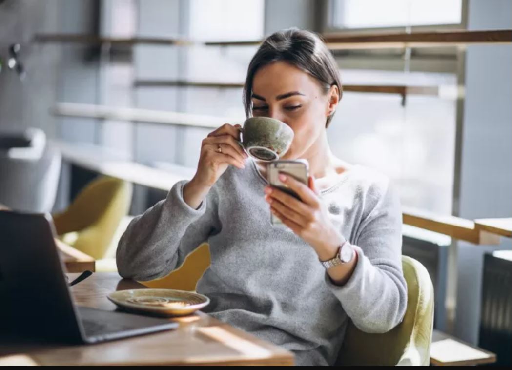 Hukum minum kopi panas menurut hadis dan ulama, lengkap dengan alasan medisnya.