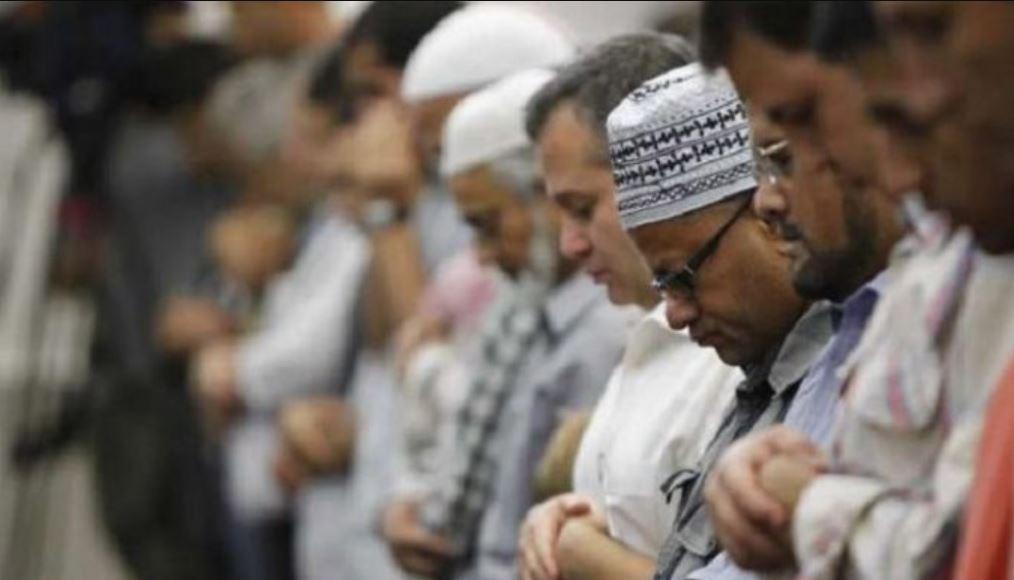 Ketahui hukum meninggalkan salat Jumat karena pekerjaan darurat.
