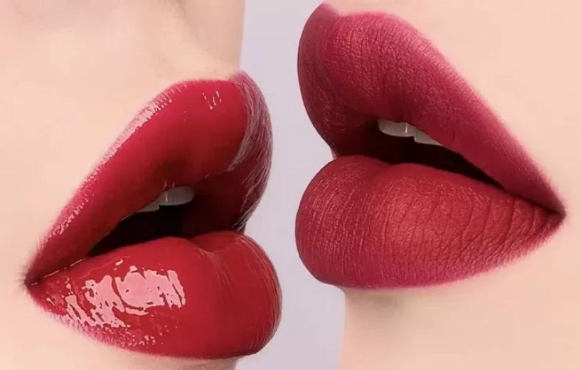 Perbandingan lipstik matte dan glossy.