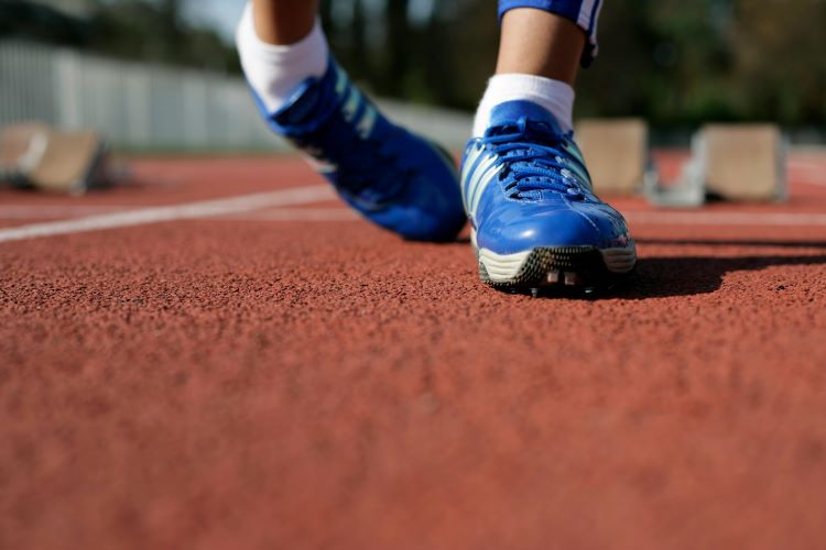 10 Rekomendasi Max Cushion Running Shoes Terbaik 2025 untuk Lari Jarak Jauh.