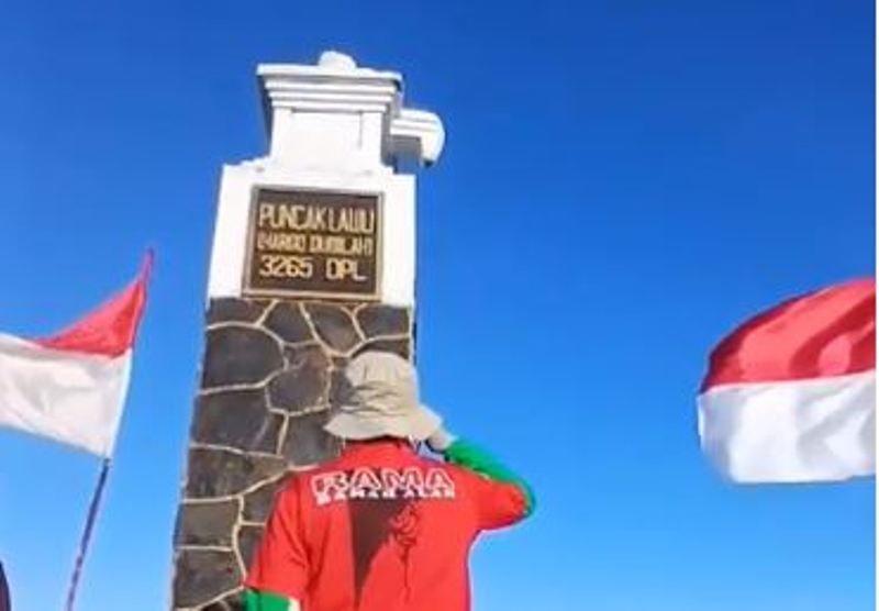 Ribuan pendaki gelar upacara kemerdekaan di puncak Gunung Lawu.