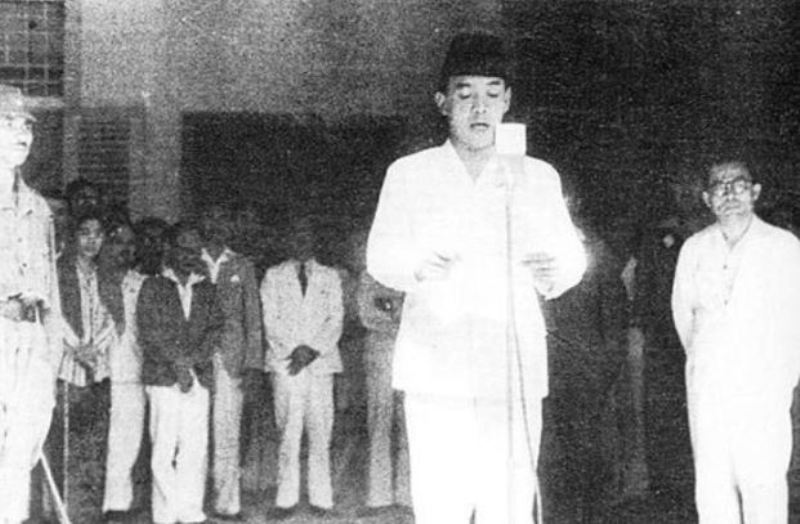 Potret sejarah pembacaan Proklamasi Kemerdekaan Indonesia yang dibacakan Presiden ke-1 RI, Soekarno pada 17 Agustus 1945.