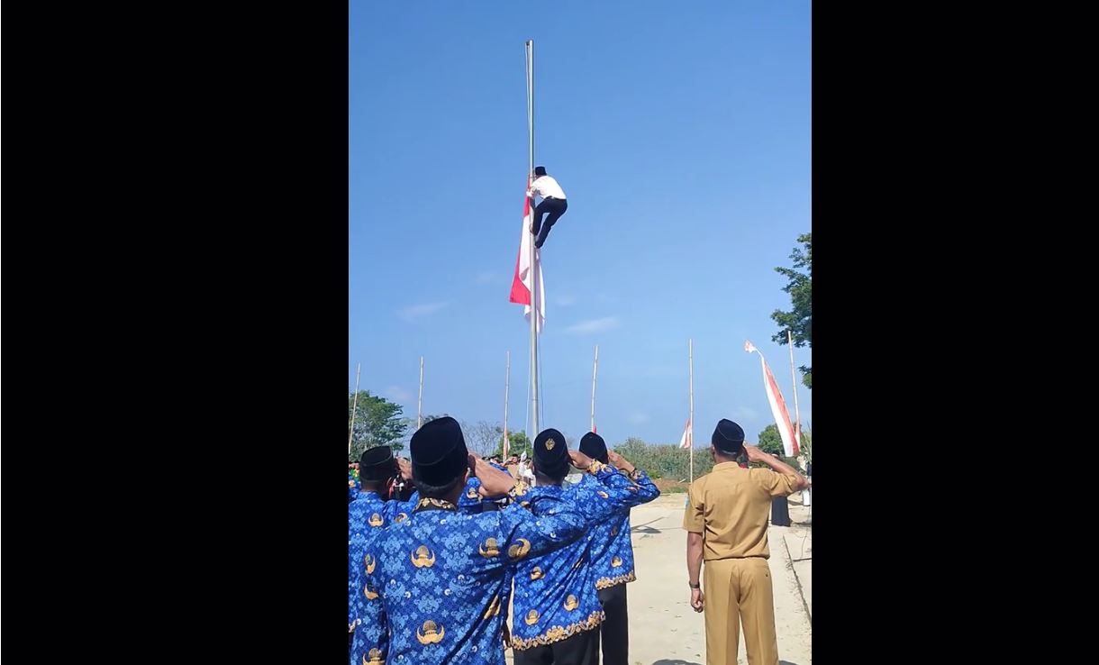 Viral aksi heroik seorang pemuda memanjat tiang ketika tali bendera tersangkut saat upacara kemerdekaan di Balai Desa Wagir Kidul, Pulung, Ponorogo.