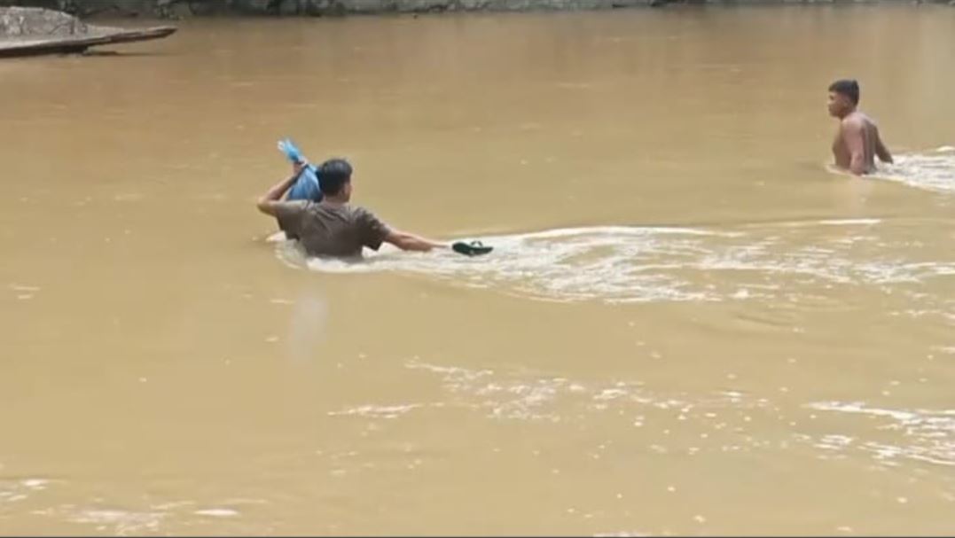Penghulu di Pasaman rela berenang menyeberangi sungai demi menikahkan pasangan pengantin.