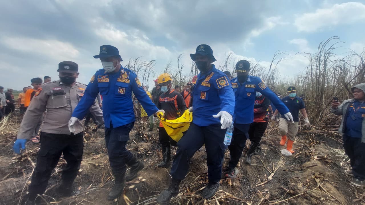 Seorang petani ditemukan tewas diduga terjebak di lahan tebu yang terbakar, di Desa Candimulyo, Dolopo, Kabupaten Madiun, Senin (18/8/2025).