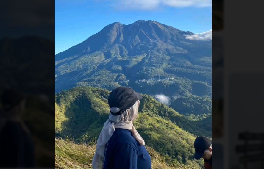 Panorama Gunung Lawu dari jalur pendakian Bukit Mongkrang.