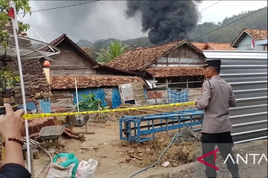 Sumur minyak rakyat di Blora terbakar, 3 orang tewas termasuk balita. Warga nekat mengebor di tengah permukiman demi ekonomi.