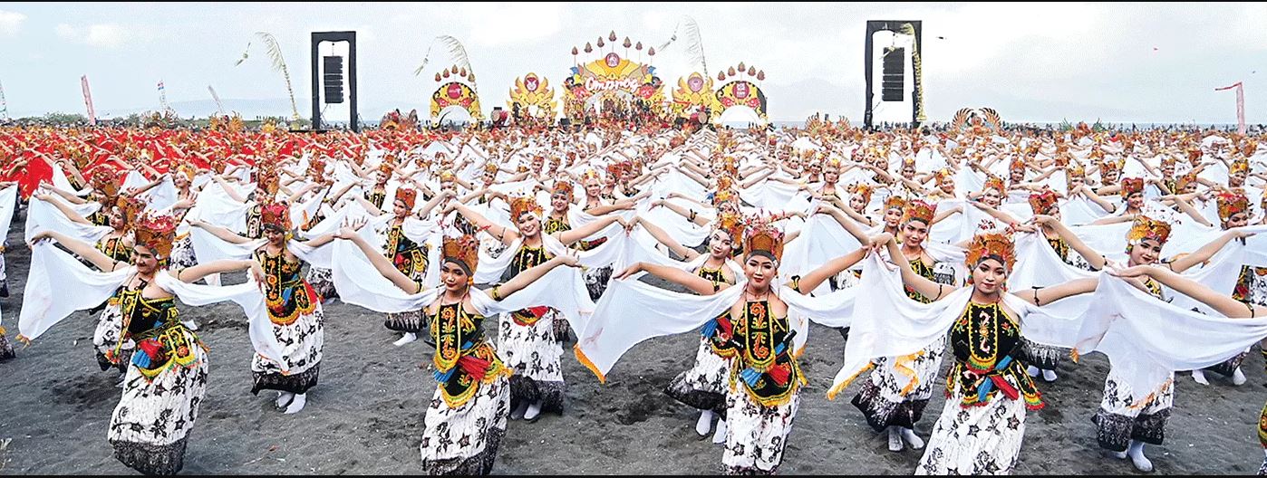 Ikon Banyuwangi yang paling terkenal adalah tarian Gandrung. Setiap tahun, tarian ini ditampilkan secara kolosal dalam Festival Gandrung Sewu, menghadirkan lebih dari seribu penari.