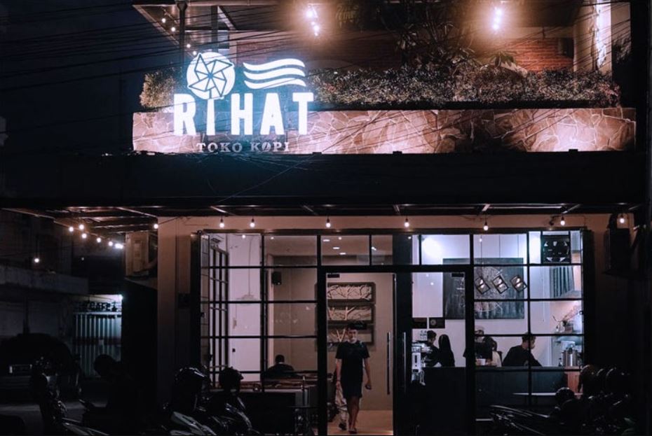7 kafe unik di Blambangan Banyuwangi dengan suasana adem dan instagramable. Cocok buat nongkrong, nugas, atau healing tipis-tipis!