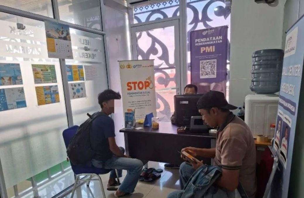 MZ (kiri) saat dimintai keterangan petugas BP3MI Kepri di Pelabuhan SBP Tanjungpinang, Riau, Rabu (4/6/2025).