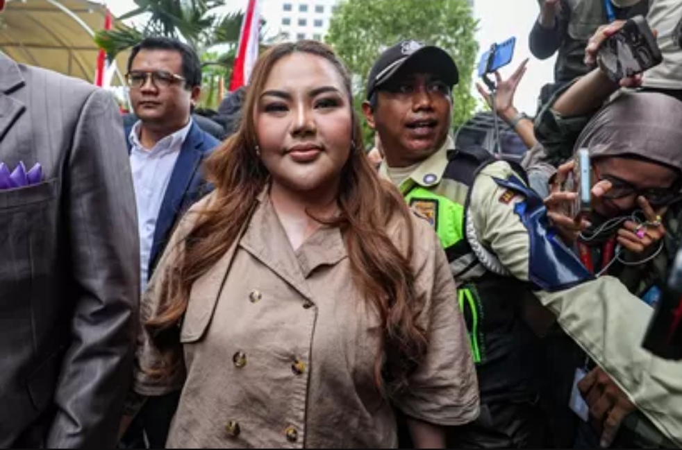 Lisa Mariana usai diperiksa KPK soal aliran dana korupsi BJB terkait Ridwan Kamil.