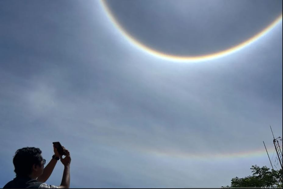 Fenomena Halo pelangi hiasi matahari muncul di Batam, 25 Agustus 2025.
