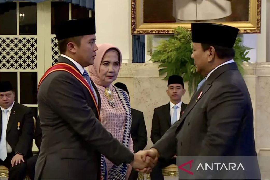 Presiden Prabowo memberikan Bintang Mahaputera Utama ke Seskab Teddy Indra Wijaya, sosok disiplin dan loyal dalam pemerintahan.