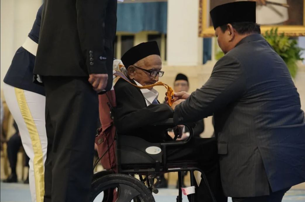 Momen haru Prabowo berlutut hormati Teungku Nyak Sandang, tokoh penting di balik lahirnya Garuda Indonesia.