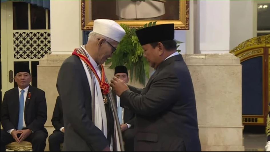 KH Miftachul Akhyar menerima penghargaan Bintang Mahaputra Utama dari Presiden Prabowo Subianto di Istana Negara, Jakarta, Senin (25/8/2025).