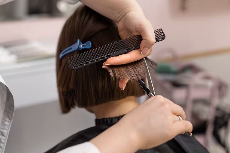 Potong rambut di hari tepat bisa undang rezeki dan keberuntungan menurut feng shui.