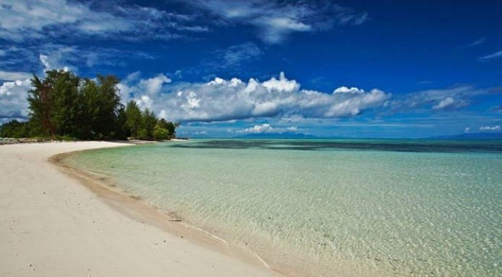 Pulau Dodola, Morotai, jadi spot andalan snorkeling dan diving saat liburan di Maluku Utara.