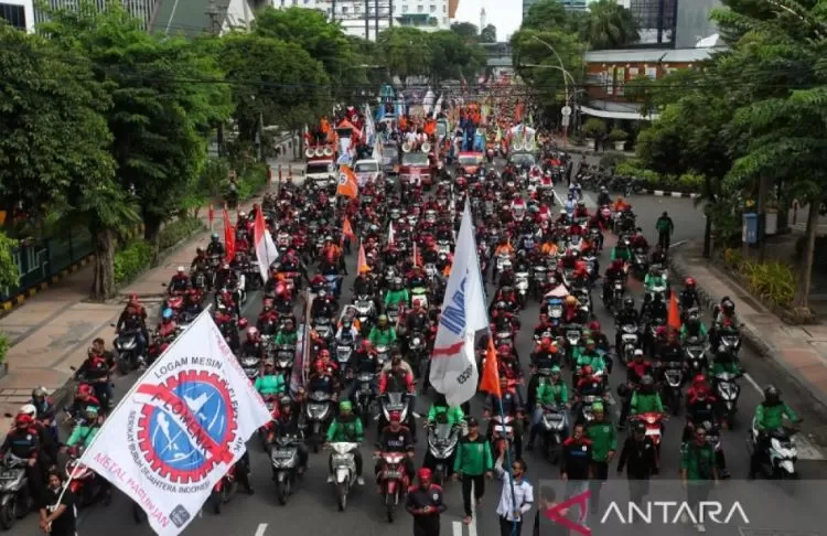 Hari Ini Ribuan Buruh Kepung DPR dan Istana untuk Menyampaikan 6 Tuntutan . Antara