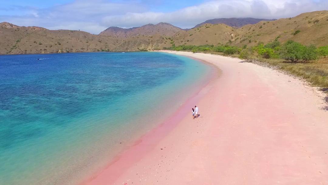 Salah satu pantai pasir merah jambu alias beach pink di Indonesia.