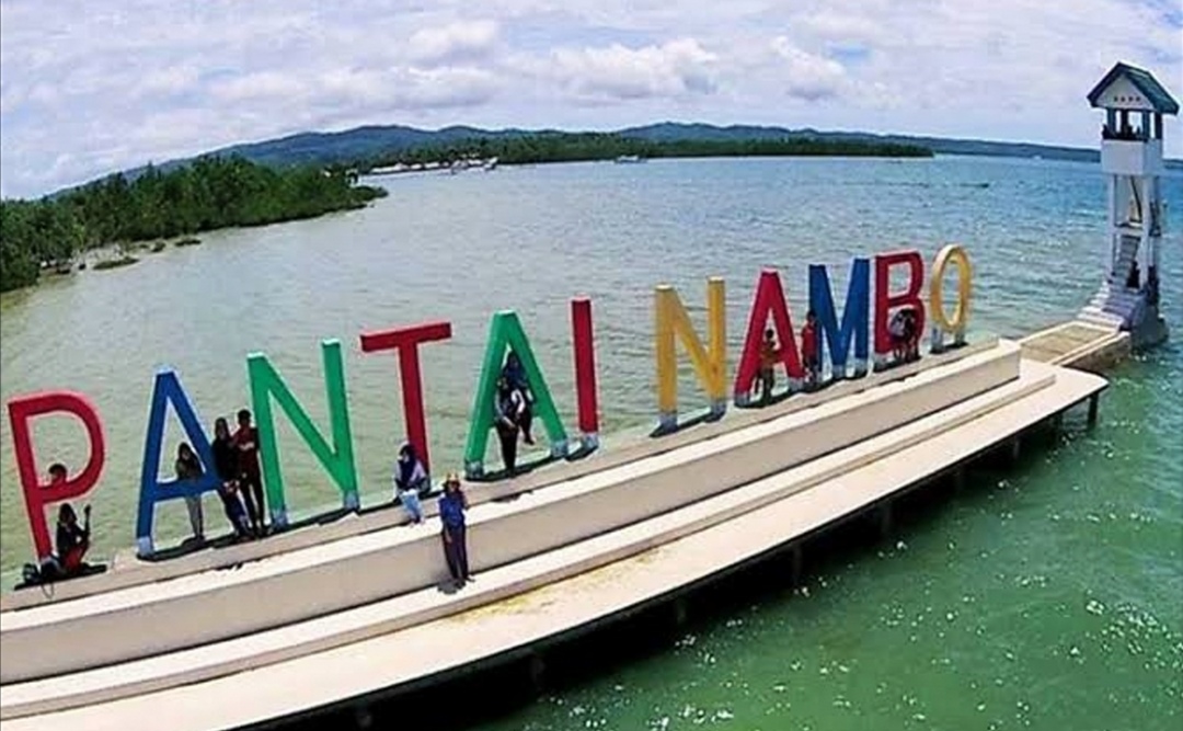 Suasana pantai Nambo Kendari.