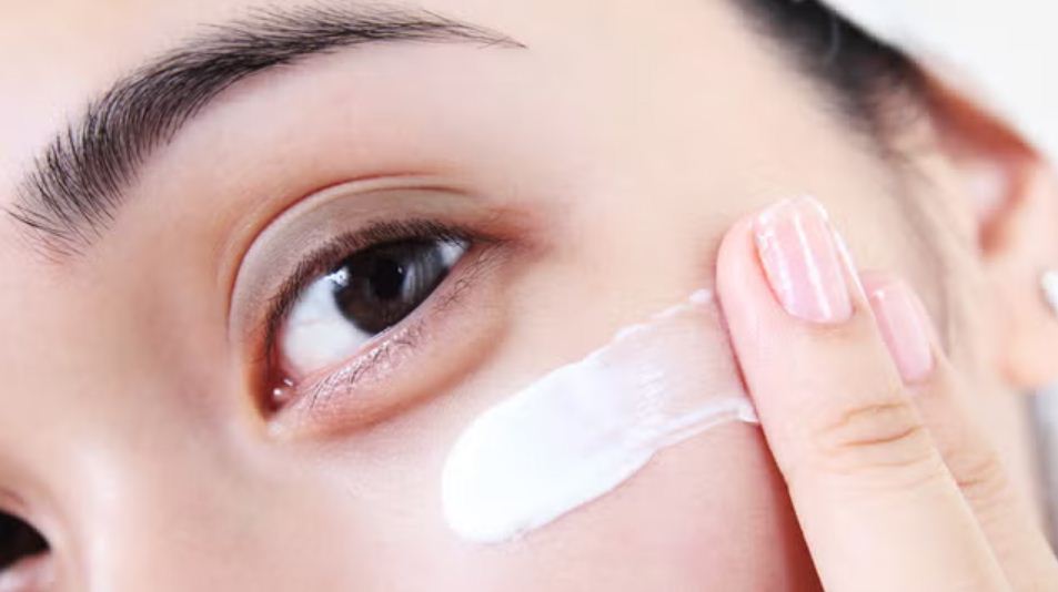 Ilustrasi eye cream K Beauty untuk hilangkan garis halus mata.