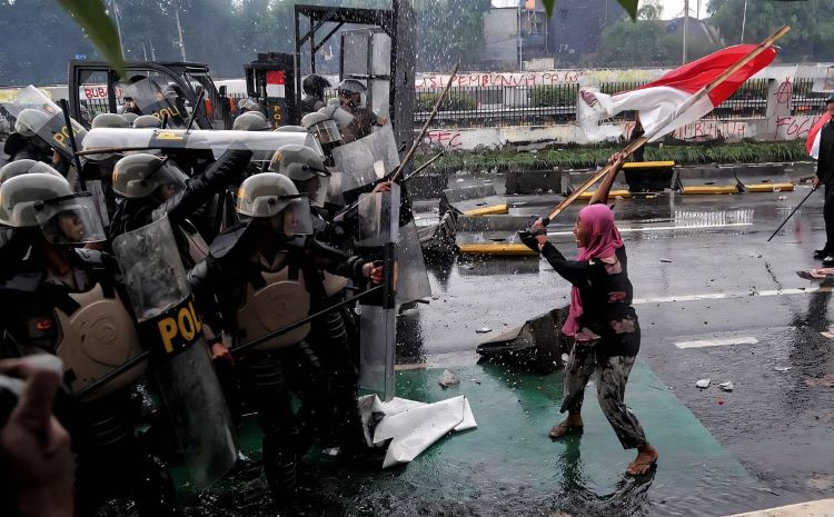 Aksi Heroik Ibu Jilbab Pink ini Menjadi Sorotan Publik.