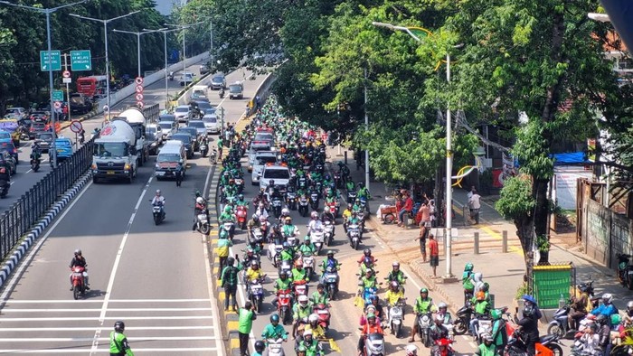 ribuan ojol mengiringi Affan Menuju peristirahatan terakhirnyaa