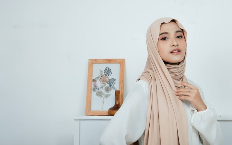 Ilustrasi rekomendasi pashmina kaus yang nyaman.