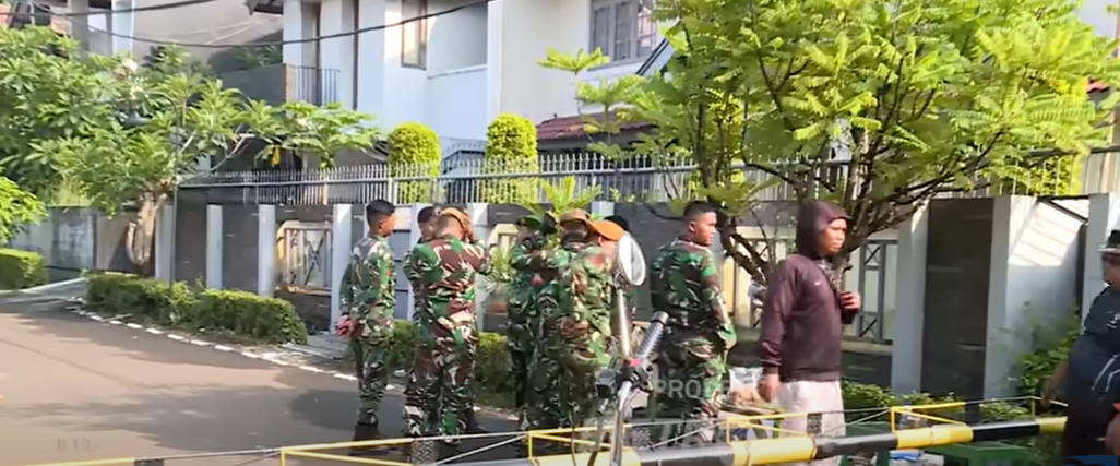 Sejumlah anggota TNI berjaga di depan gang rumah Sri Mulyani