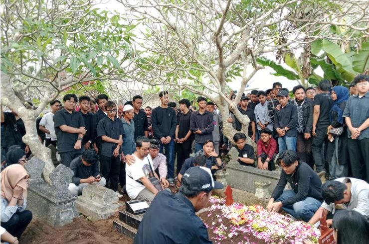 Prosesi pemakaman Rheza Sendy Pratama, mahasiswa Amikom yang gugur dalam demo Jogja.