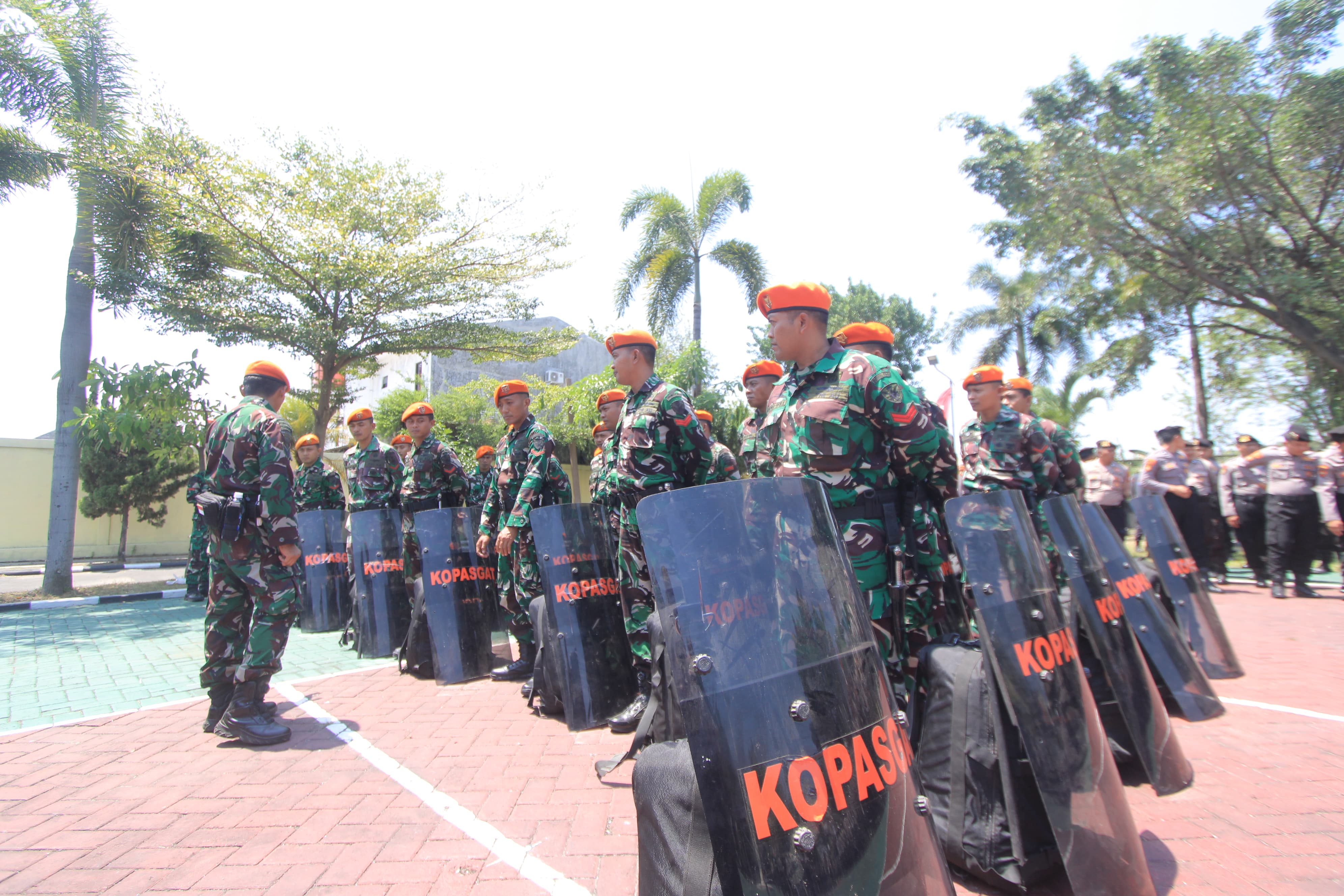 Aparat gabungan siaga di Gedung DPRD Kabupaten Magetan jelang rencana demo 1 September.