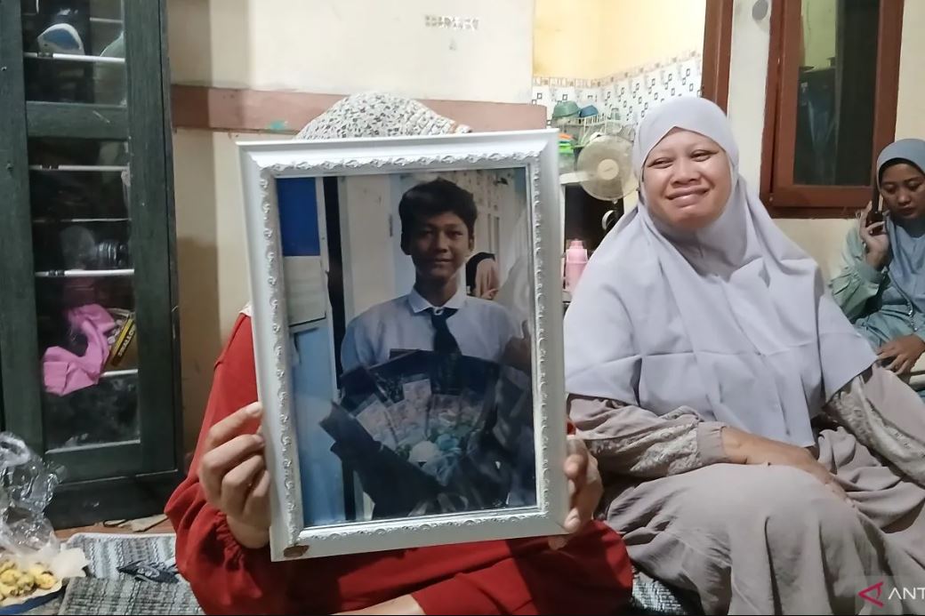 Keluarga korban menunjukan foto almarhum Andika Lutfi Falah (16), pelajar asal Puri Bidara Permai, RT/RW 02/06, Desa Pematang, Tigaraksa, Kabupaten Tangerang, Banten.