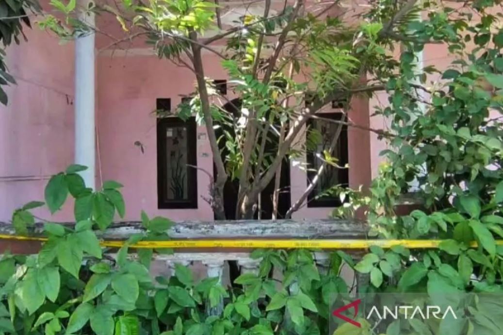 Keluarga korban tragedi Indramayu minta polisi usut tuntas kasus penemuan 5 jenazah sekeluarga dalam satu liang.