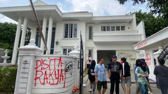 rumah uya kuya di jarah massa