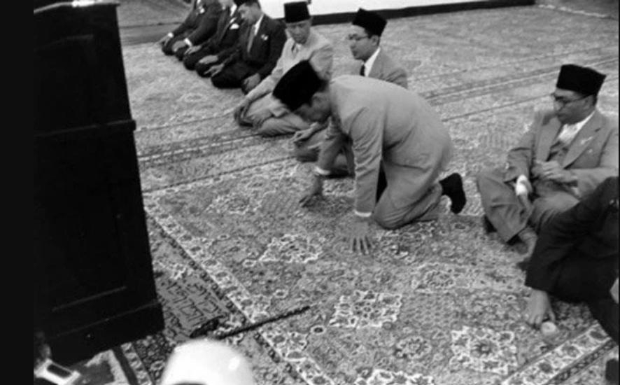 Kisah haru Bung Karno saat menunaikan haji 1955, Sang Proklamator melepas pangkatnya ketika berziarah ke makam Nabi Muhammad SAW.